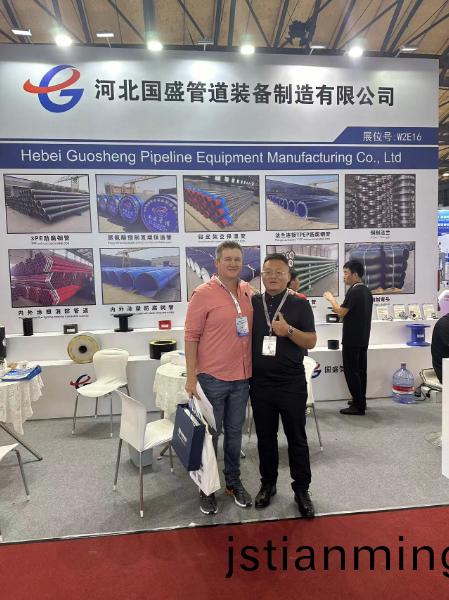 公司鋼管展示客戶合照